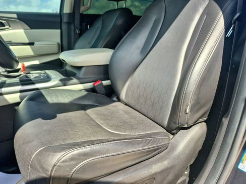Used 2022 Kia Carnival LX FWD image 16