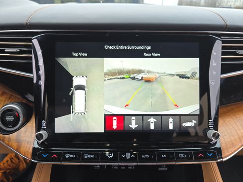 Used 2022 Jeep Grand Wagoneer Series III image 29