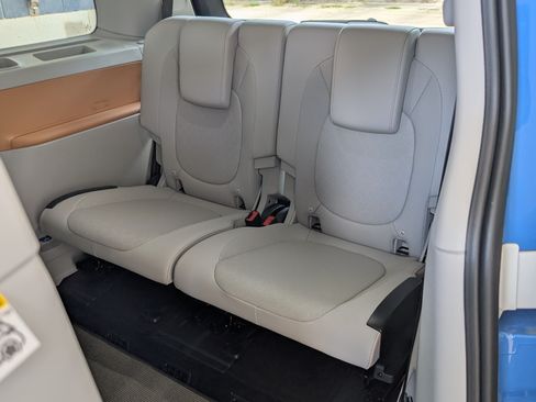 Used 2025 Volkswagen ID. Buzz 1st Edition RWD image 19