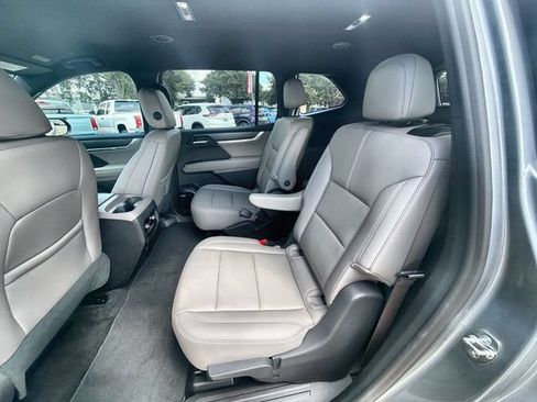 Certified 2026 GMC Acadia Elevation w/ Elevation Premium Package FWD image 24