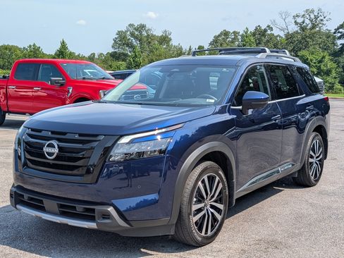Used 2025 Nissan Pathfinder Platinum w/ Black Appearance Package FWD image 5
