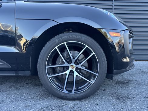 Certified 2022 Porsche Macan image 5