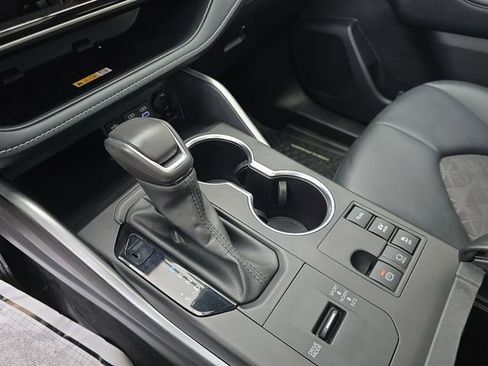 Used 2024 Toyota Highlander XLE image 23