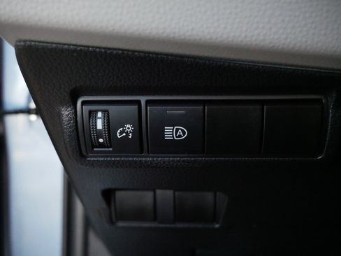 Used 2025 Toyota Corolla Cross LE image 27