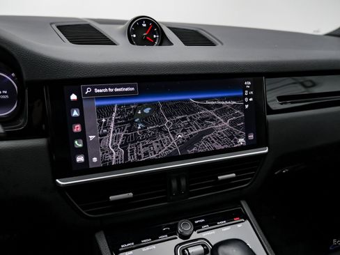 Used 2022 Porsche Cayenne w/ Premium Package image 43