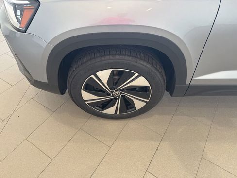 New 2025 Volkswagen Taos SE image 9