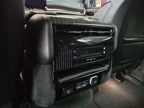 Used 2024 Jeep Wagoneer Series II w/ Flexible Seating Group image 14