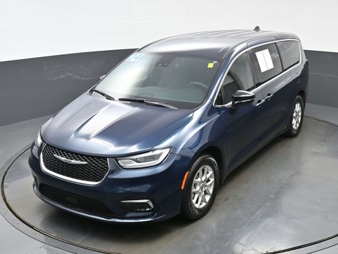Used 2024 Chrysler Pacifica Touring FWD image 37