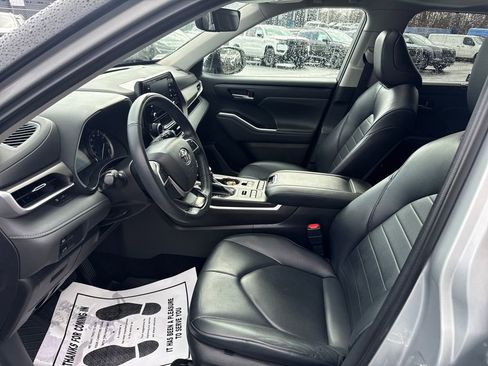 Used 2022 Toyota Highlander XLE image 9
