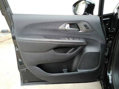 Used 2026 Chrysler Pacifica Select FWD image 13