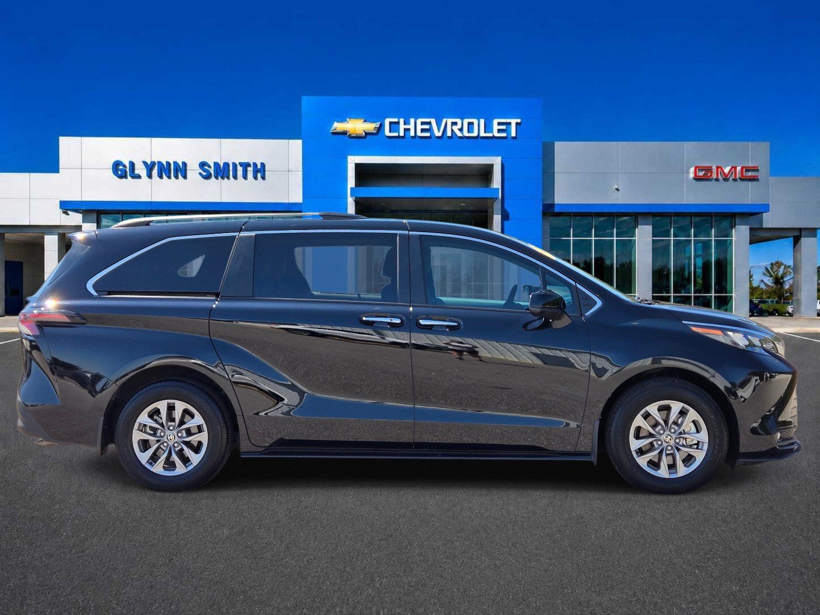 Used 2026 Toyota Sienna XLE FWD image 6