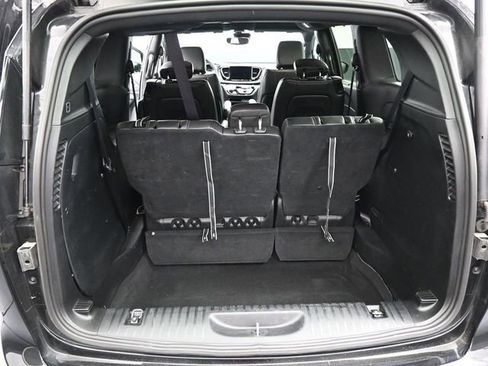 Used 2025 Chrysler Pacifica Select image 19