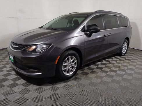 Used 2021 Chrysler Voyager Lxi FWD image 2