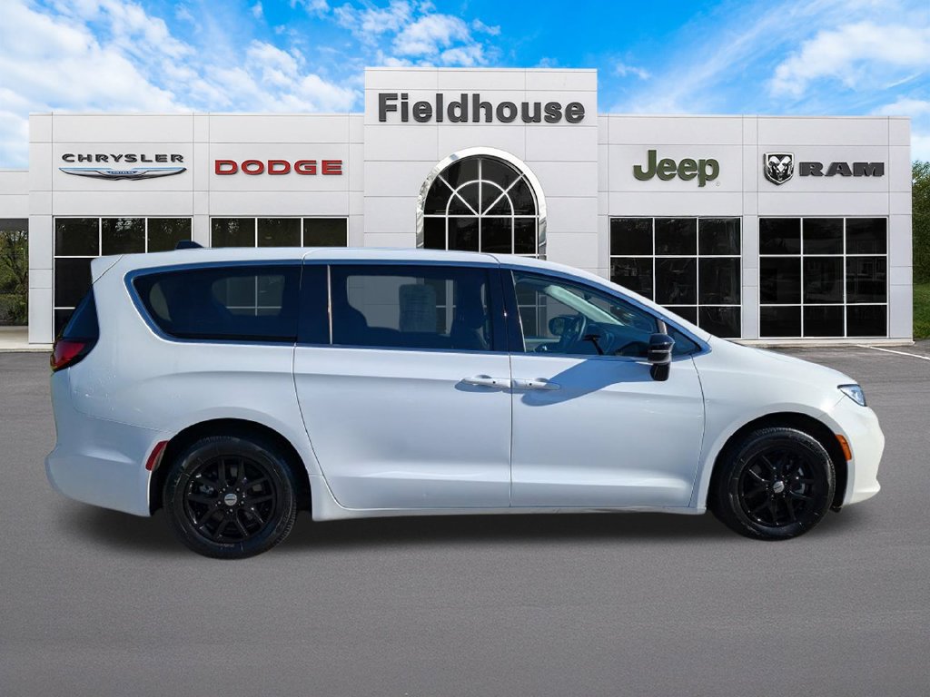 Used 2024 Chrysler Pacifica Touring-L FWD image 3
