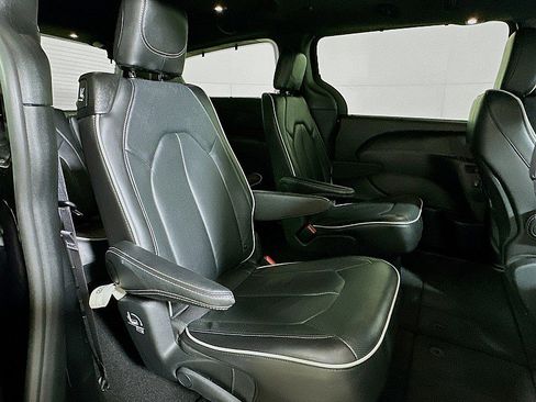 Used 2025 Chrysler Pacifica Limited image 28