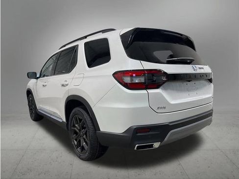 Certified 2025 Honda Pilot Touring image 3
