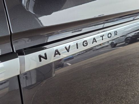Used 2025 Lincoln Navigator Reserve AWD/4WD image 8