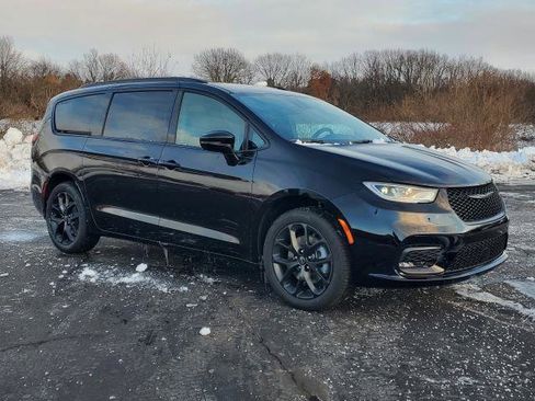New 2026 Chrysler Pacifica Limited w/ S Appearance Package image 2