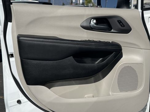 Used 2023 Chrysler Pacifica Touring-L image 12