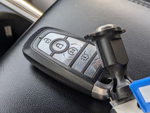 Used 2021 Ford Explorer XLT image 32