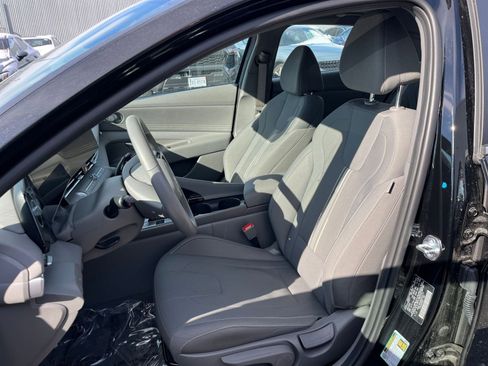 Used 2025 Hyundai Elantra SEL image 36