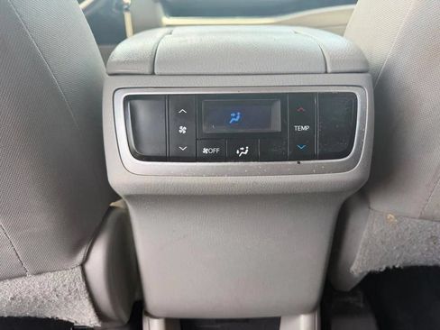 Used 2019 Toyota Highlander LE FWD image 11