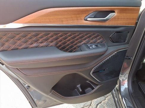 New 2025 Jeep Grand Cherokee Summit image 11