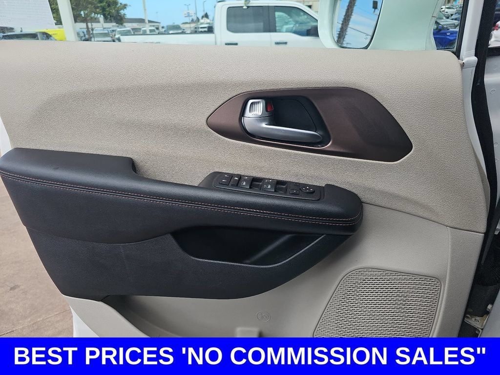 Used 2018 Chrysler Pacifica Touring-L FWD image 27