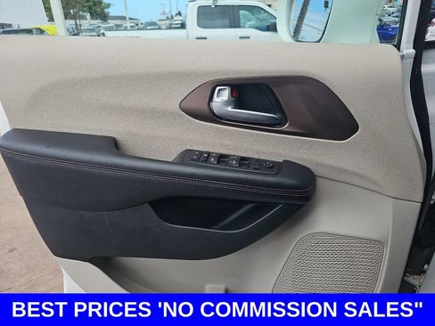 Used 2018 Chrysler Pacifica Touring-L FWD image 27