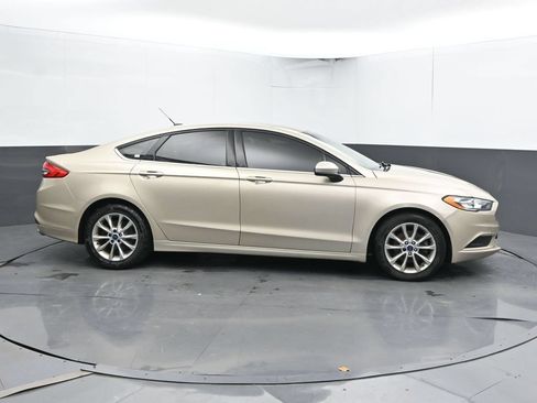 Used 2017 Ford Fusion SE FWD image 4