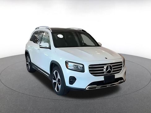 Used 2025 Mercedes-Benz GLB 250 4MATIC image 3