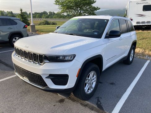 Used 2024 Jeep Grand Cherokee Laredo w/ Luxury Tech Group I AWD/4WD image 3