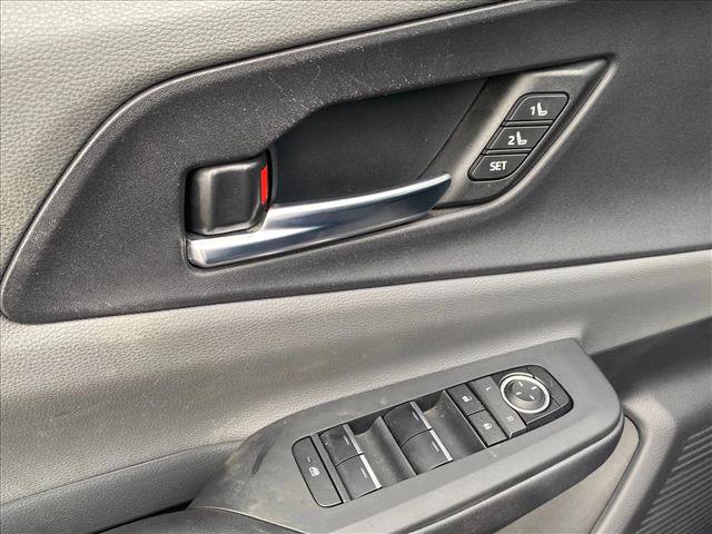 Used 2023 Toyota Prius Limited FWD image 9