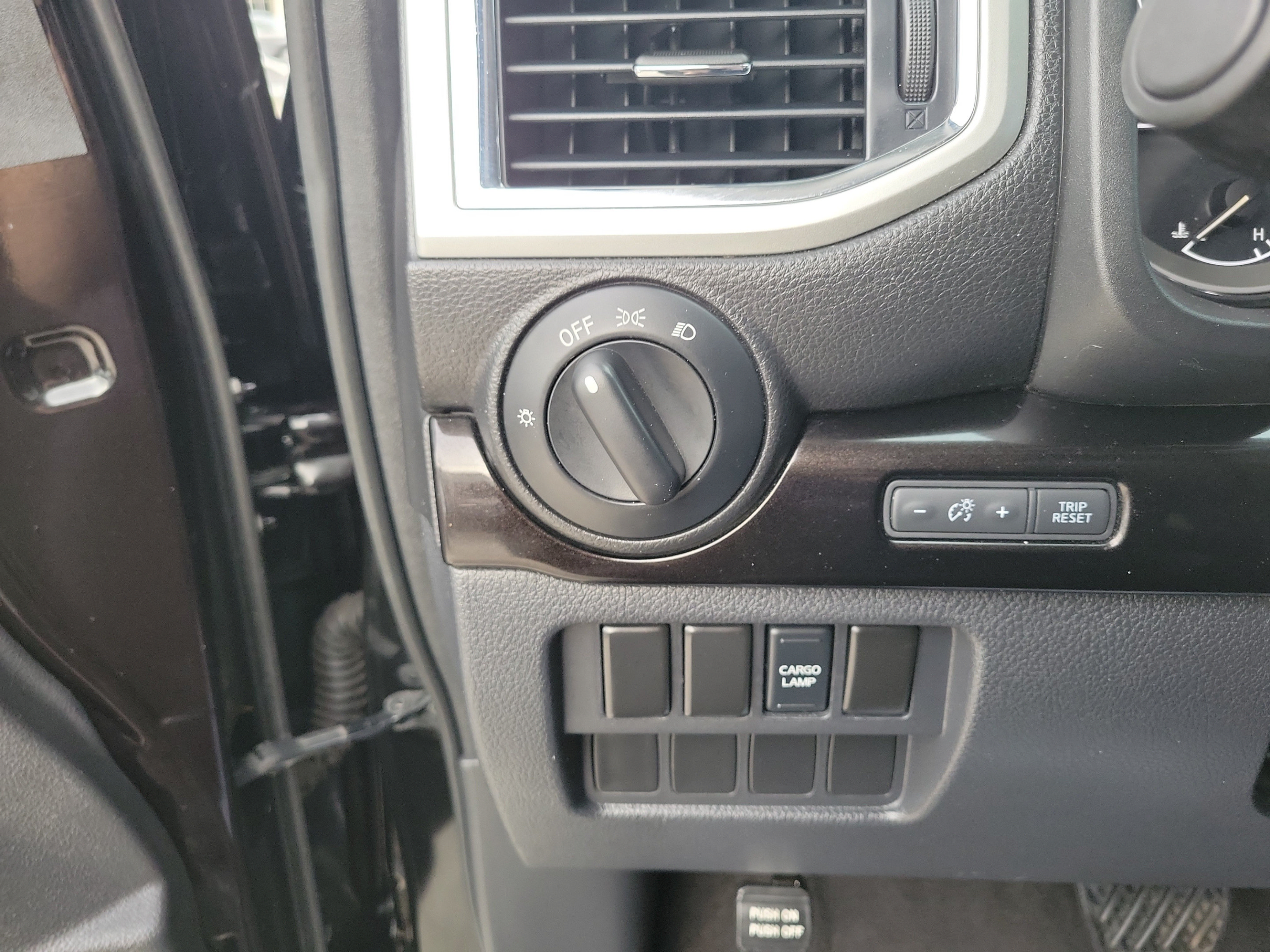 Used 2017 Nissan Titan SV RWD image 31
