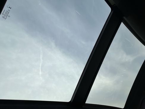 Used 2024 Mercedes-Benz GLC 300 4MATIC image 24