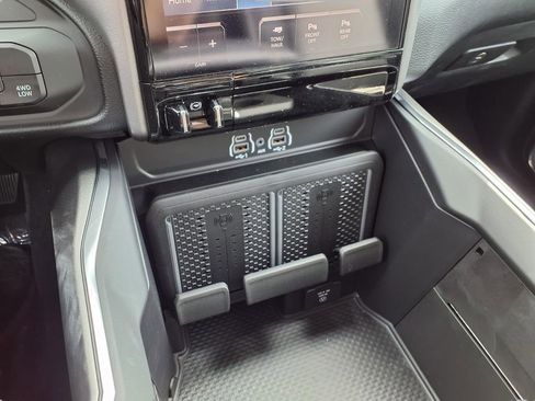 New 2026 RAM 2500 Laramie AWD/4WD image 9