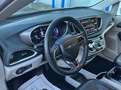 Used 2022 Chrysler Pacifica Touring-L image 23