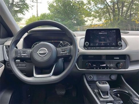 Used 2023 Nissan Rogue SV image 11