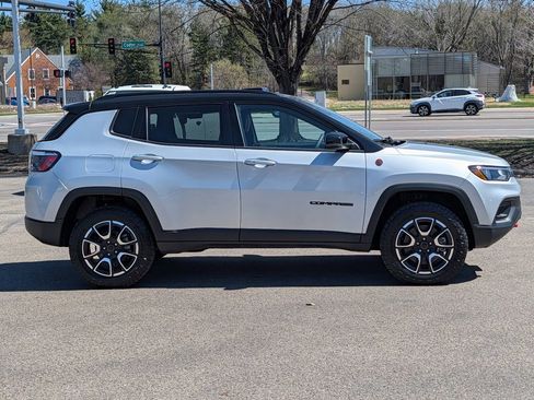Used 2025 Jeep Compass Trailhawk AWD/4WD image 14