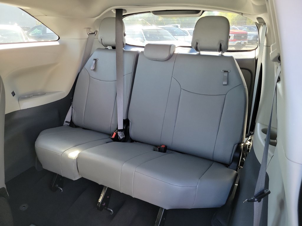 Used 2024 Toyota Sienna XLE FWD image 17