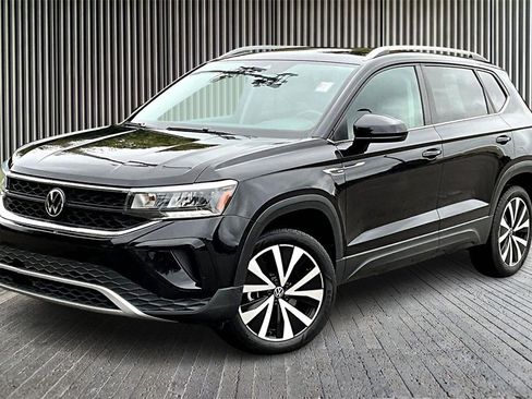 Used 2024 Volkswagen Taos SE image 12