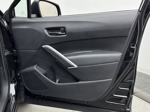 Used 2025 Toyota Corolla Cross LE image 32