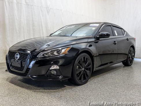Used 2022 Nissan Altima 2.5 SR w/ Midnight Edition Package FWD image 2