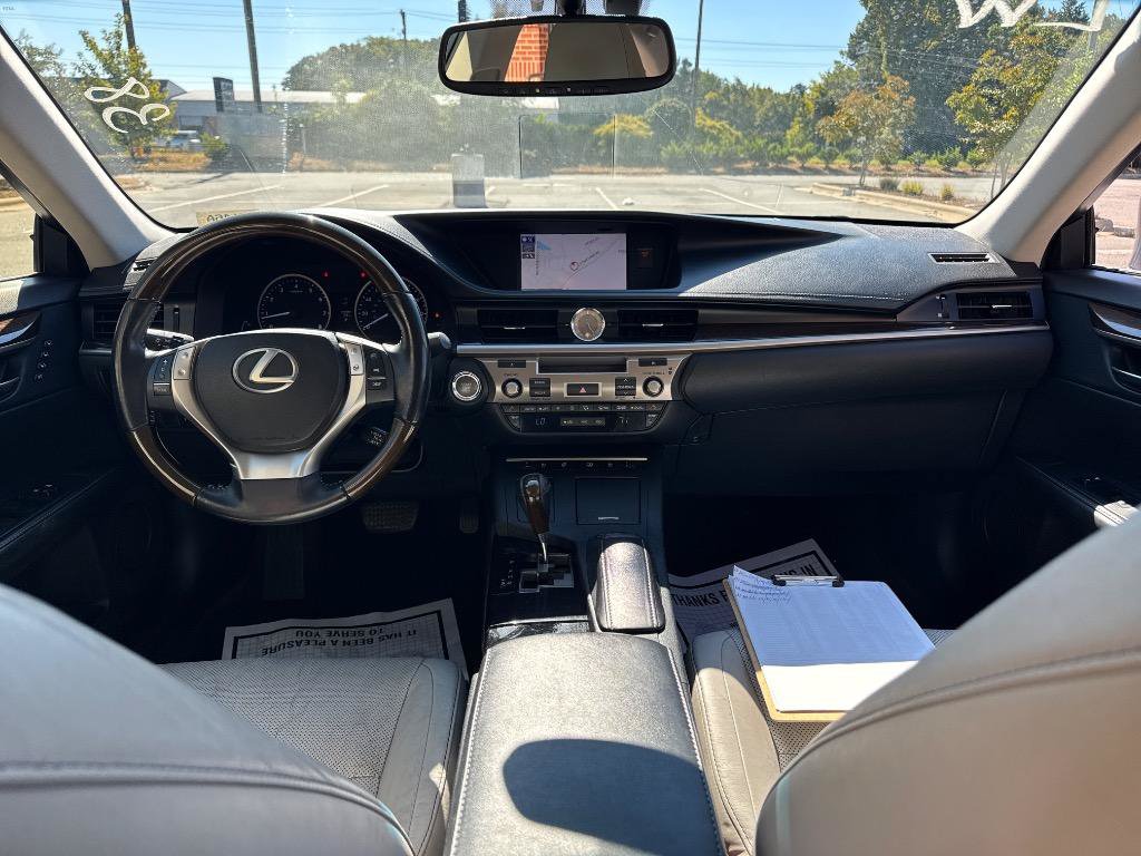 Used 2013 Lexus ES 350 w/ Luxury Pkg FWD image 2