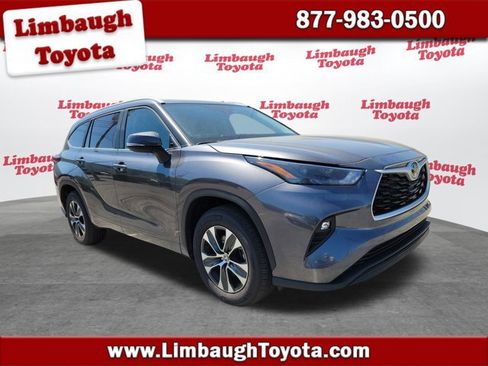 Used 2025 Toyota Highlander XLE image 1