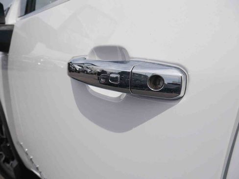 Used 2020 GMC Sierra 2500 SLT w/ Technology Package AWD/4WD image 15