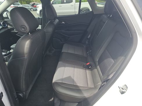 Used 2025 Chevrolet Trax LT w/ LT Convenience Package image 19