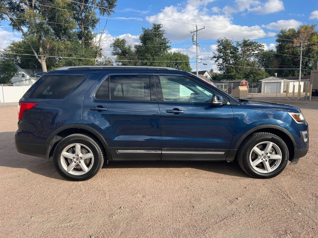 Used 2017 Ford Explorer XLT w/ Equipment Group 202A AWD/4WD image 8