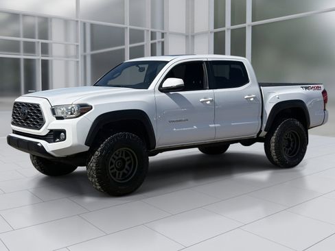 Used 2016 Toyota Tacoma TRD Off-Road w/ Premium & Technology Package image 2