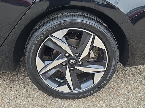 Certified 2022 Hyundai Elantra Limited image 32